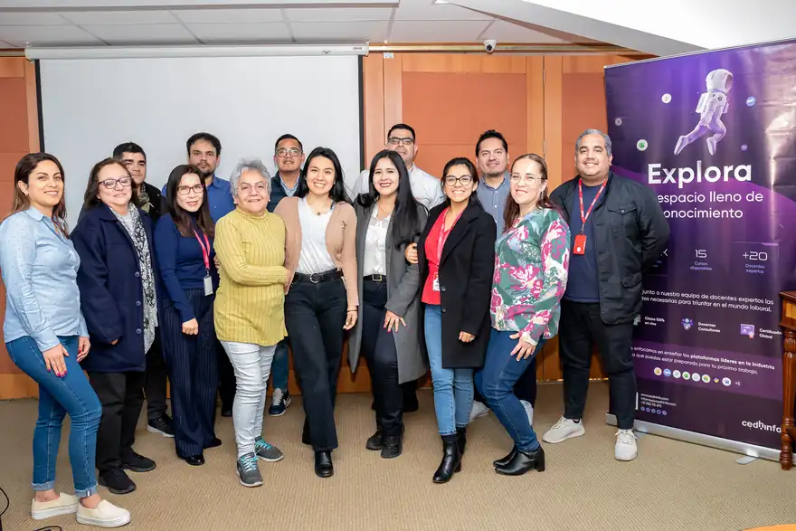 Equipo de una empresa al finalizar su capacitación con CEDHINFO