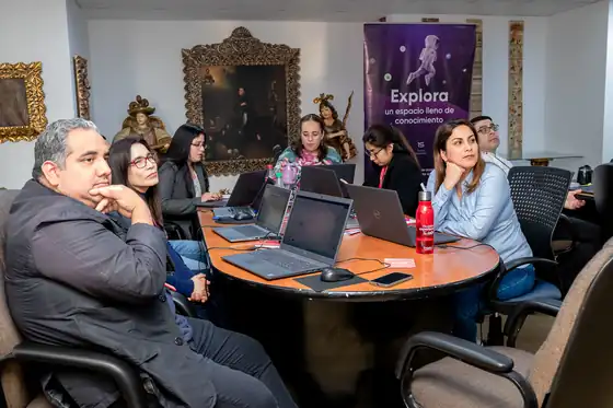 Equipo en sesión de capacitación en sus oficinas