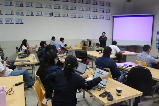 Docente dictando una capacitación en las instalaciones de la empresa